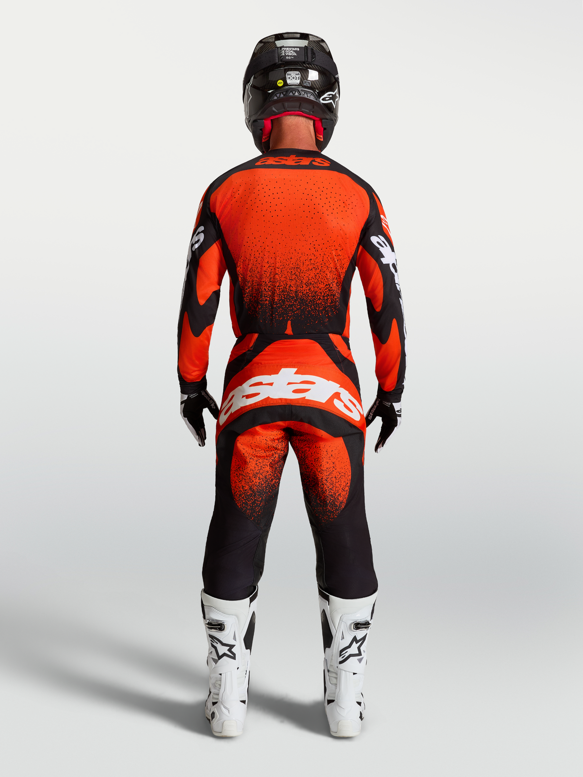 Alpinestars Techstar Swan Gear Set y Jersey Techstar Swan, conjunto de motocross para hombre, rojo y negro, vista trasera, ajuste de carrera atlético para off-road