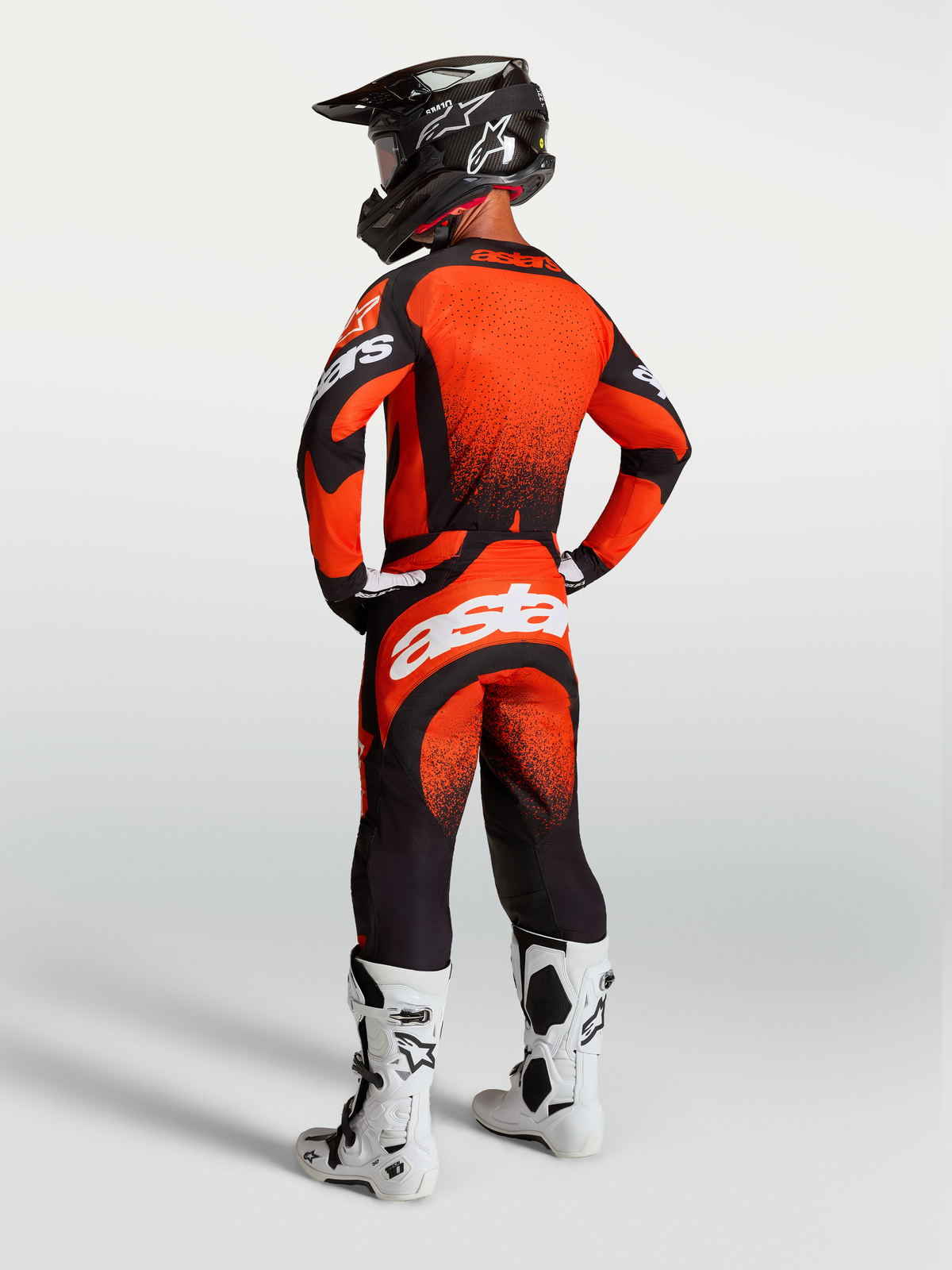 Jersey y conjunto Alpinestars Techstar Swan, equipo de motocross para hombre en rojo y negro, visto desde atrás.
