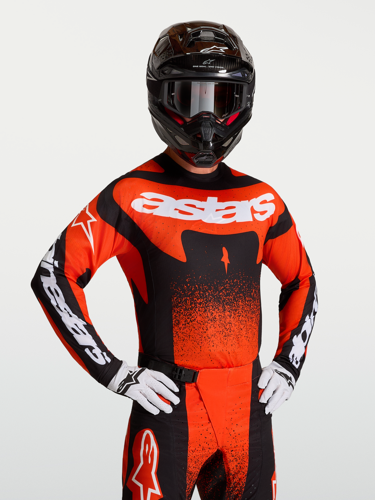 Jersey Techstar Swan de Alpinestars, jersey de motocross para hombre, rojo cardenal y negro, ajuste atlético con perforaciones láser para ventilación, diseño técnico de alto rendimiento para competición off-road