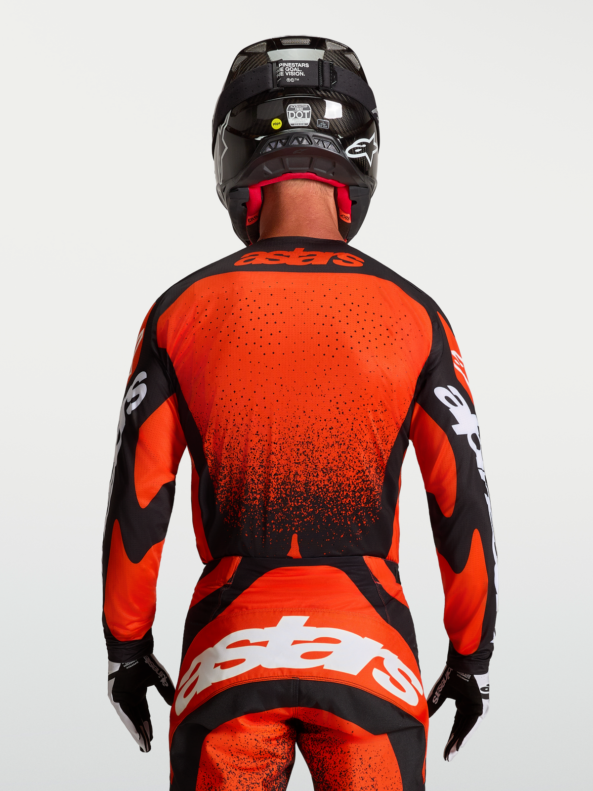 Jersey Techstar Swan de Alpinestars, jersey de motocross para hombre, vista trasera, rojo y negro con perforaciones láser
