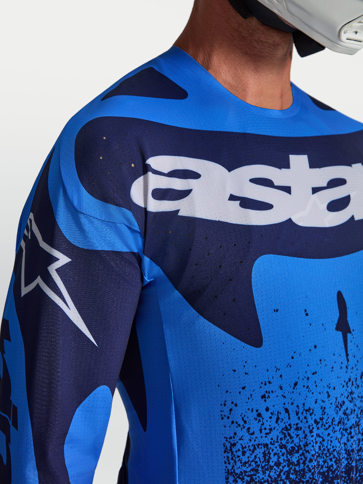 Jersey Techstar Swan de Alpinestars, jersey de motocross para hombre, azul y azul oscuro, ventilación láser y logos blancos.