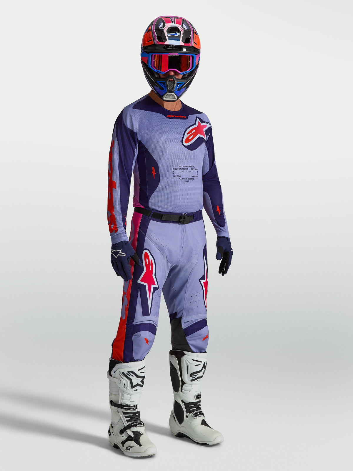 Alpinestars Racer Air Hunt JGear Set, conjunto de motocross morado y rojo con jersey ventilado, pantalones de competición y botas blancas, diseñado para máximo flujo de aire y movilidad en off-road.