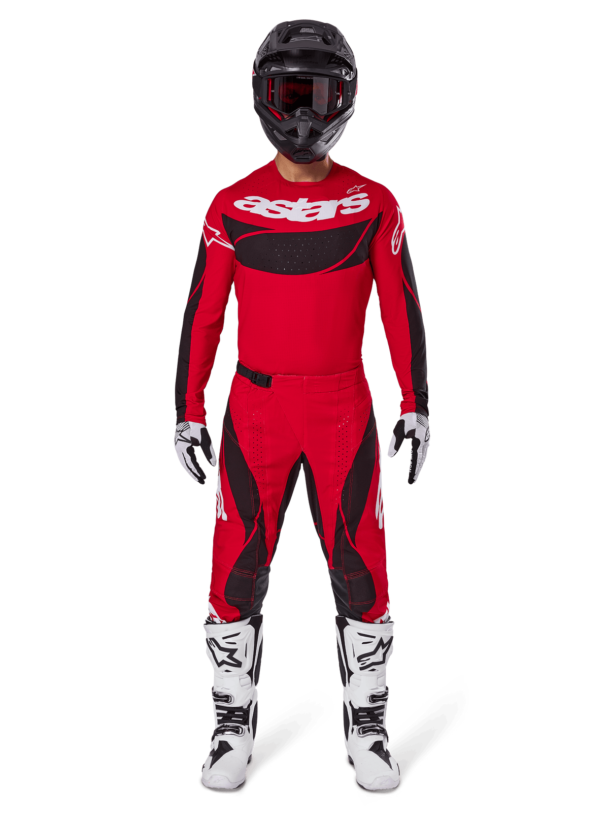 Piloto de motocross con el conjunto de equipo Alpinestars 2025 Techstar Dreem, jersey rojo brillante con paneles negros y marca 'astars' blanca, pantalones rojos y negros a juego, casco negro, botas y guantes blancos y negros, equipamiento completo para competición off-road