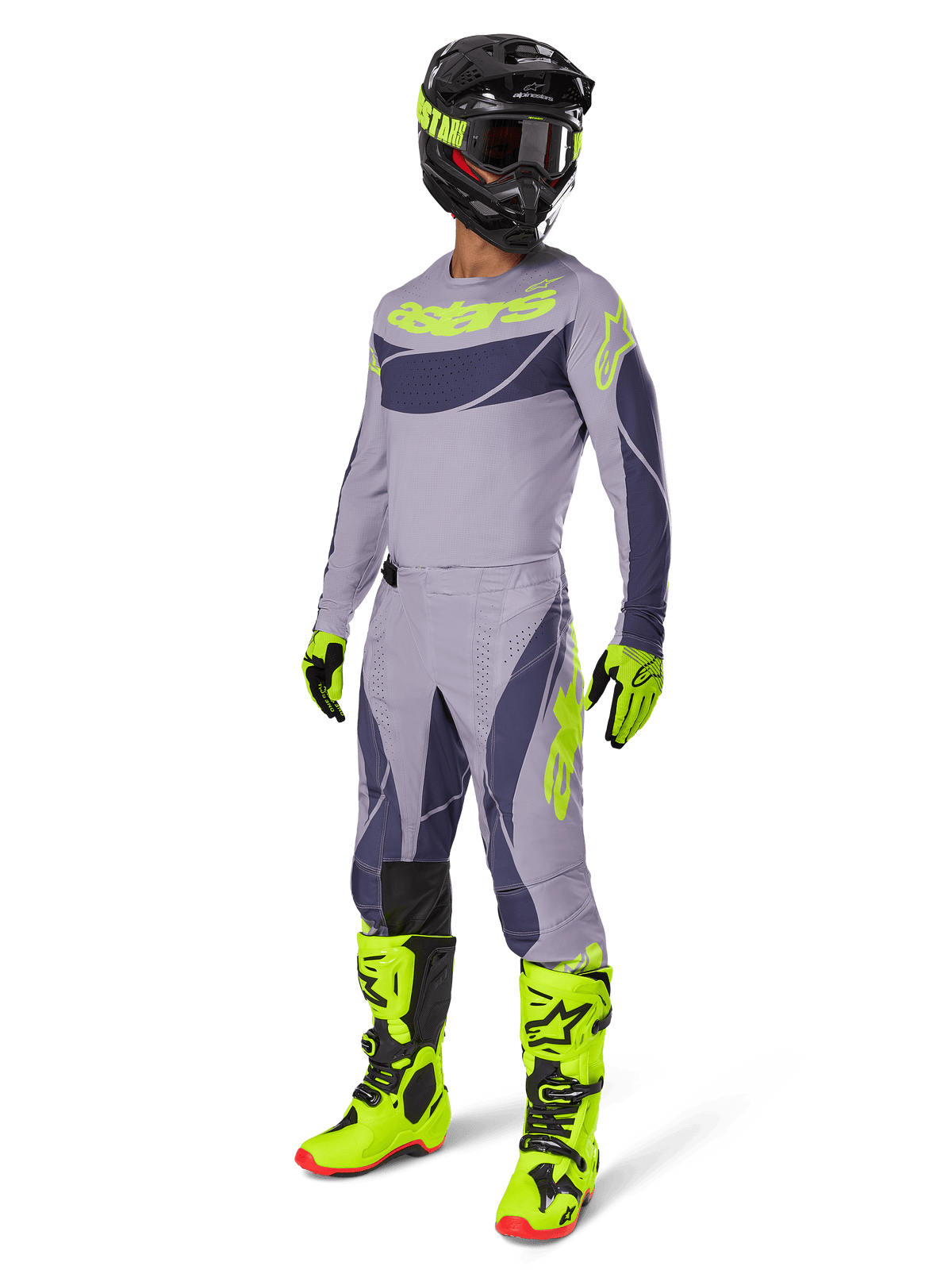 Piloto de motocross con el jersey Techstar Dreem 2025 en gris y gris oscuro con detalles en amarillo neón, conjunto completo de equipamiento de carreras con pantalones grises a juego, botas y guantes amarillo neón y casco negro, conjunto coordinado de alto rendimiento para off-road