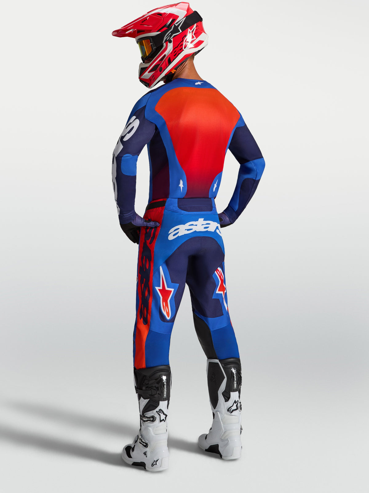Alpinestars 2027 Racer Hunt Gear Set, conjunto de motocross azul y rojo, vista trasera de piloto con malla transpirable