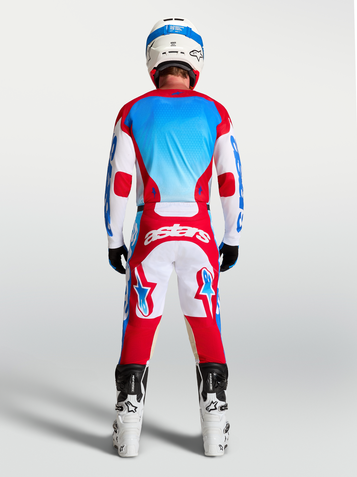 Alpinestars jersey Racer Hunt, jersey de motocross para hombre, rojo, blanco y azul, polifabricado, vista trasera en modelo