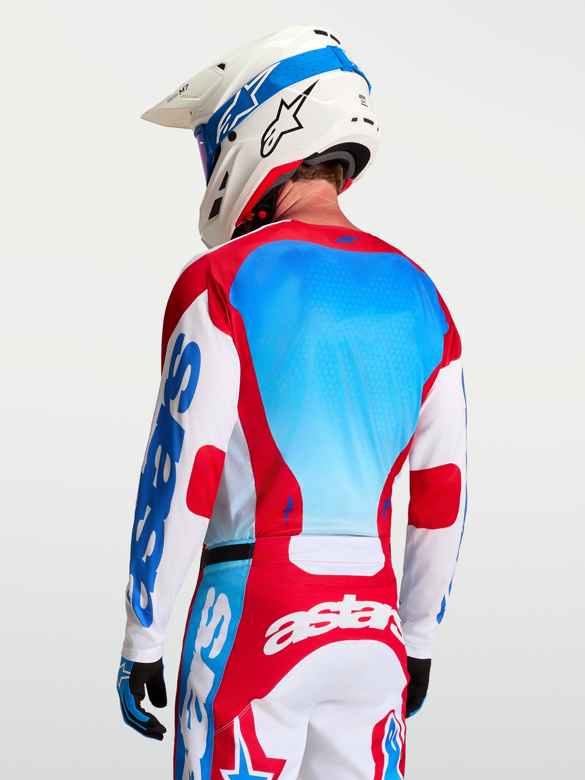 Alpinestars Jersey Racer Hunt, jersey de motocross blanco, rojo y azul, con paneles de malla traseros y ajuste de carrera