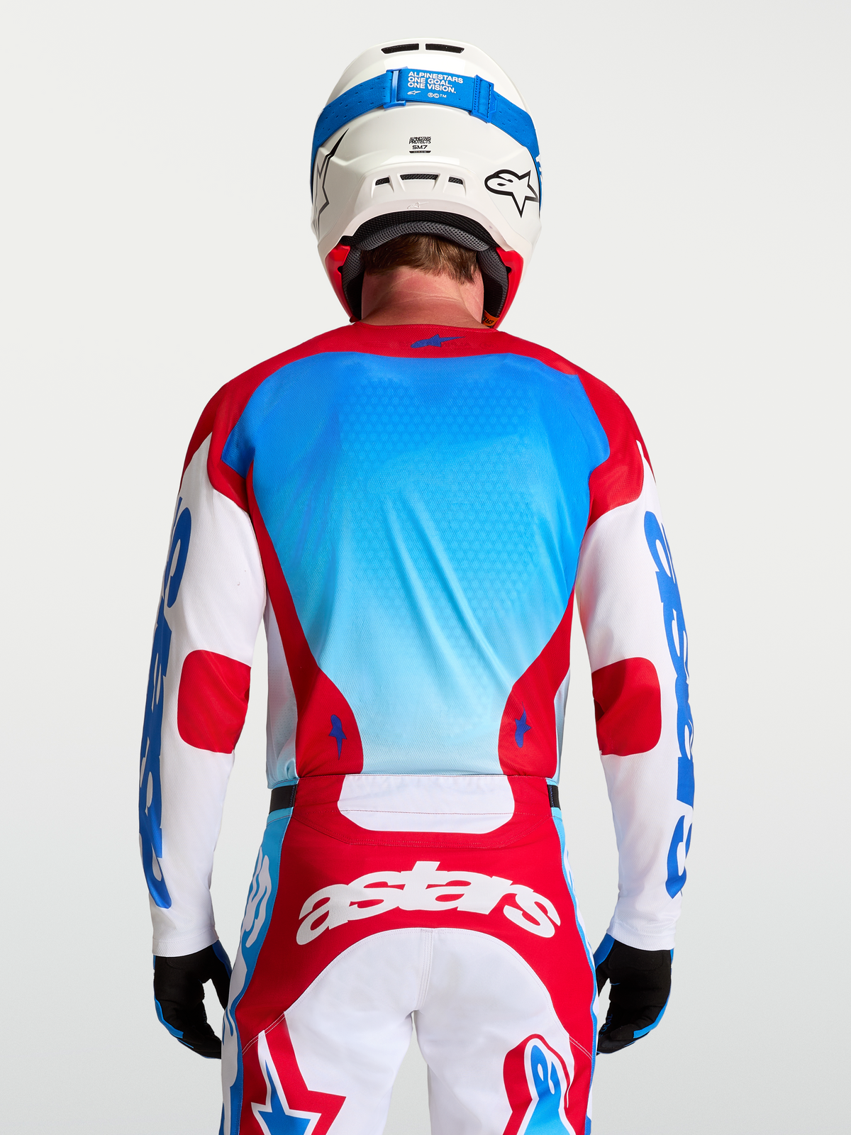 Alpinestars Jersey Racer Hunt, jersey de motocross para hombre, rojo y azul, textil transpirable, vista posterior en modelo.