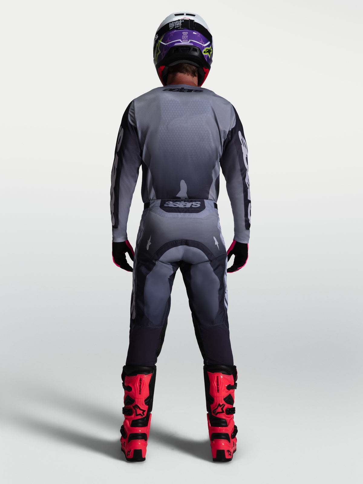 Alpinestars Racer Amber Gear Set, equipación de motocross para hombre, gris y lila, vista trasera en modelo