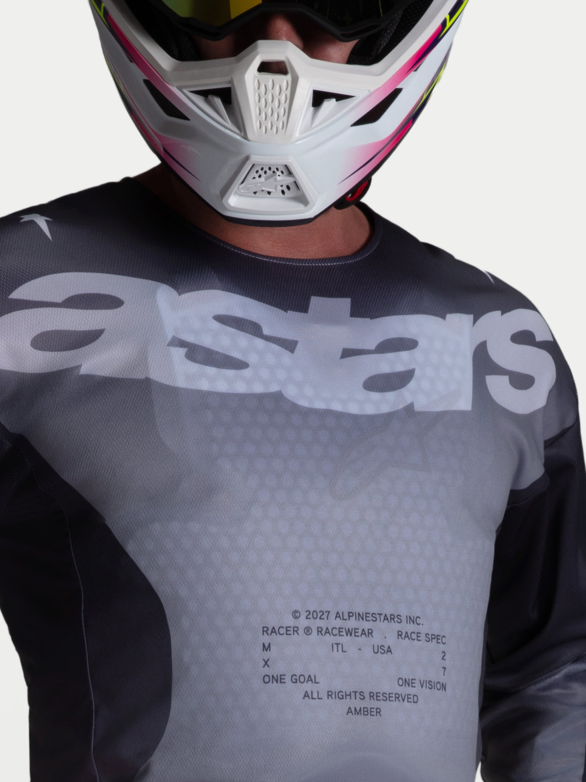 Jersey Racer Amber de Alpinestars, jersey de motocross para hombre, gris y negro, tejido transpirable con paneles de malla, modelo con casco de motocross