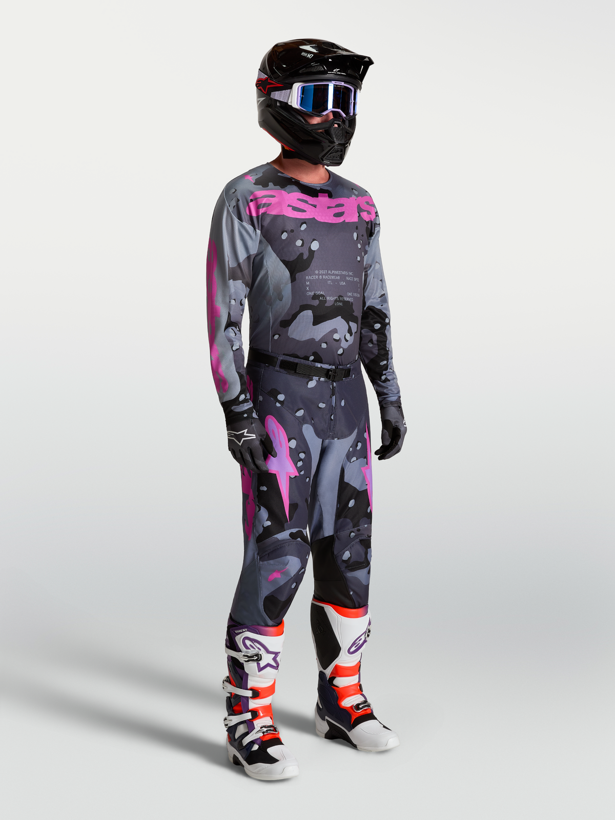 Conjunto Alpinestars Racer Lone, equipo de motocross para hombre, camuflaje gris y morado con pantalones y botas de carreras.