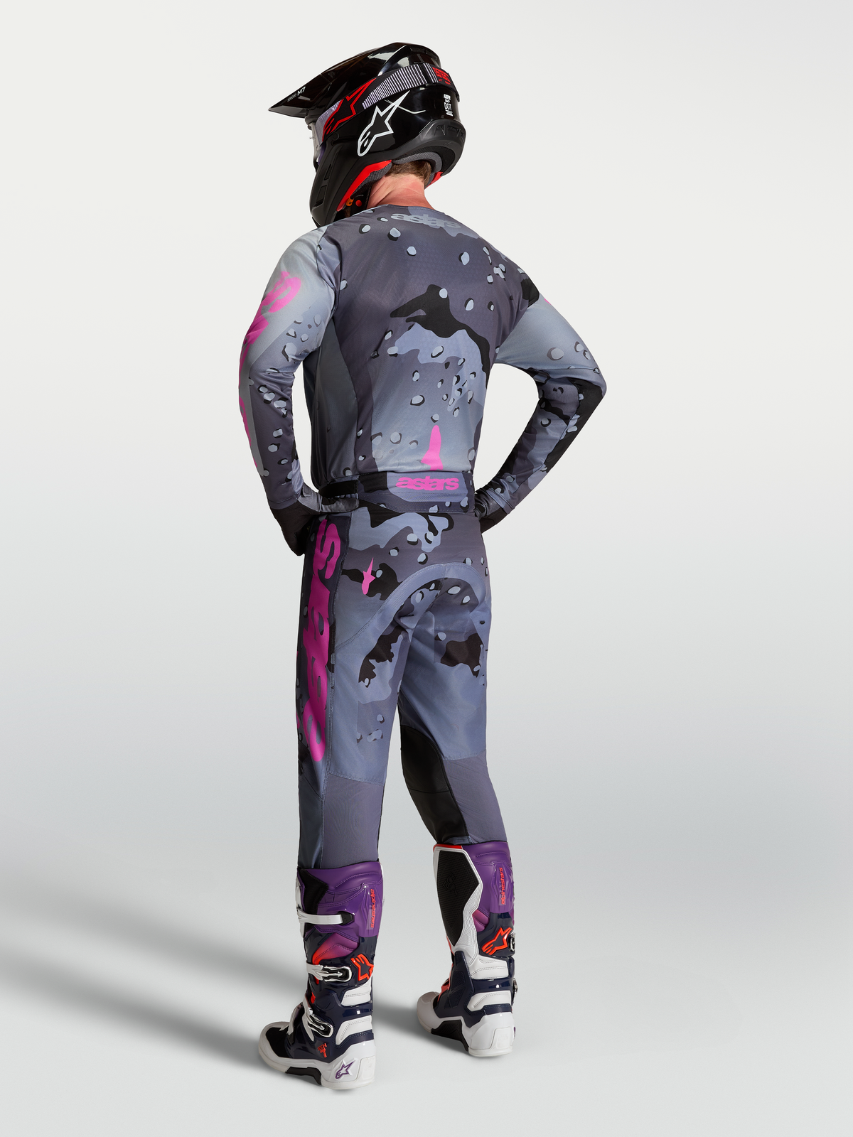 Alpinestars Jersey Racer Lone y conjunto de motocross para hombre, camuflaje gris y morado, vista trasera.