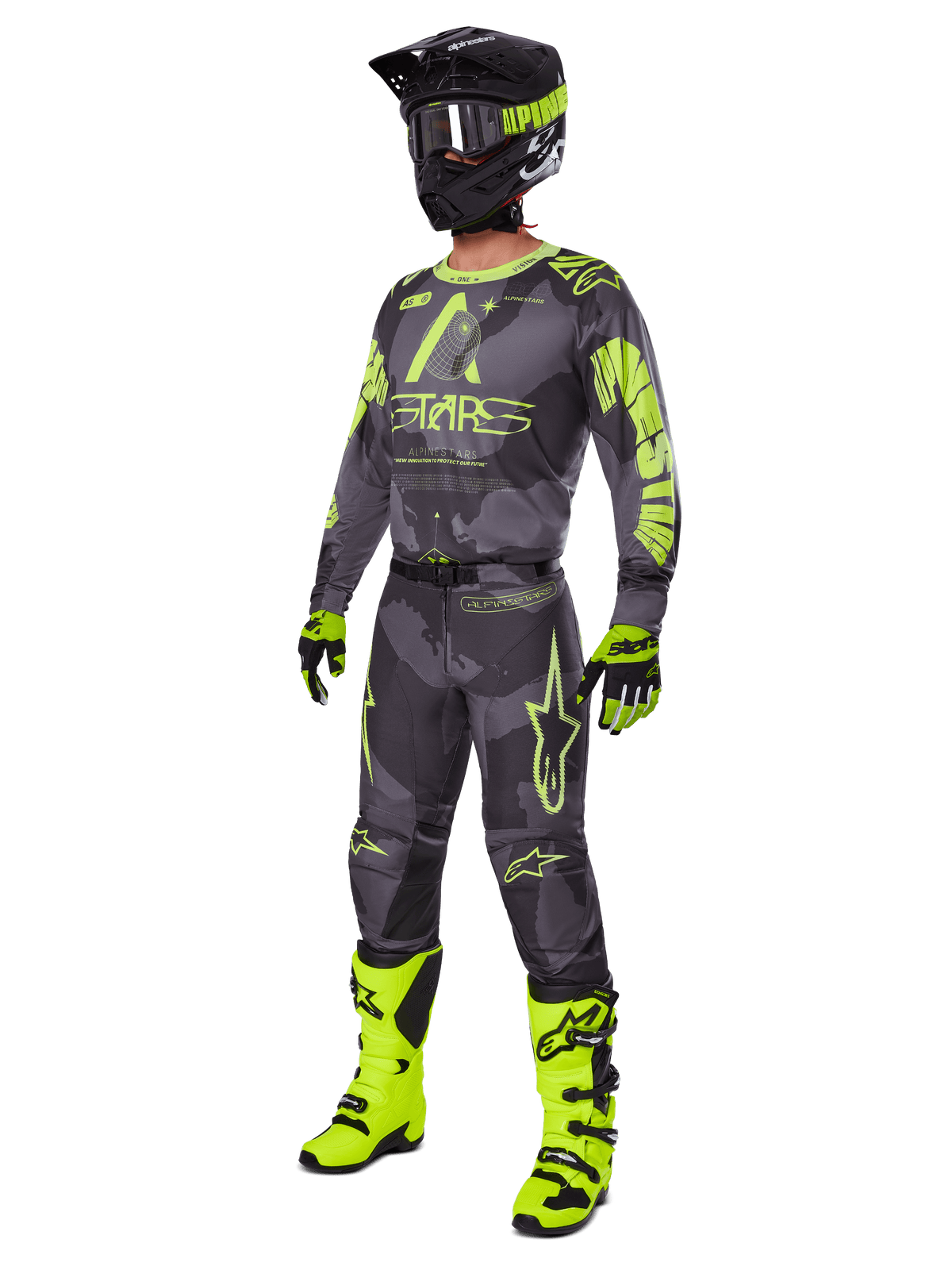 Piloto de motocross con el conjunto Alpinestars 2025 Racer Hollow, jersey y pantalones en Dark Camo y Amarillo Fluo, casco negro y amarillo flúor, guantes a juego y botas amarillo flúor brillante, equipamiento coordinado para carreras off-road