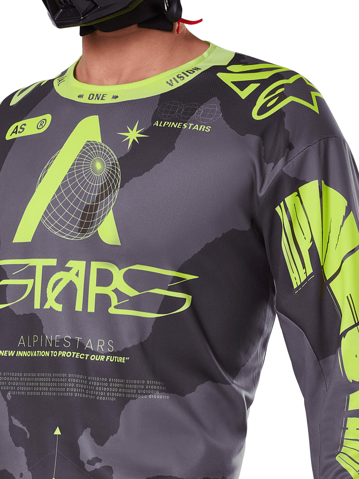 Alpinestars 2025 Racer Hollow Jersey, jersey de motocross, camuflaje oscuro y amarillo flúor, primer plano de la zona del pecho y el hombro, marca Alpinestars en amarillo neón vibrante y gráficos técnicos sobre fondo de camuflaje gris oscuro