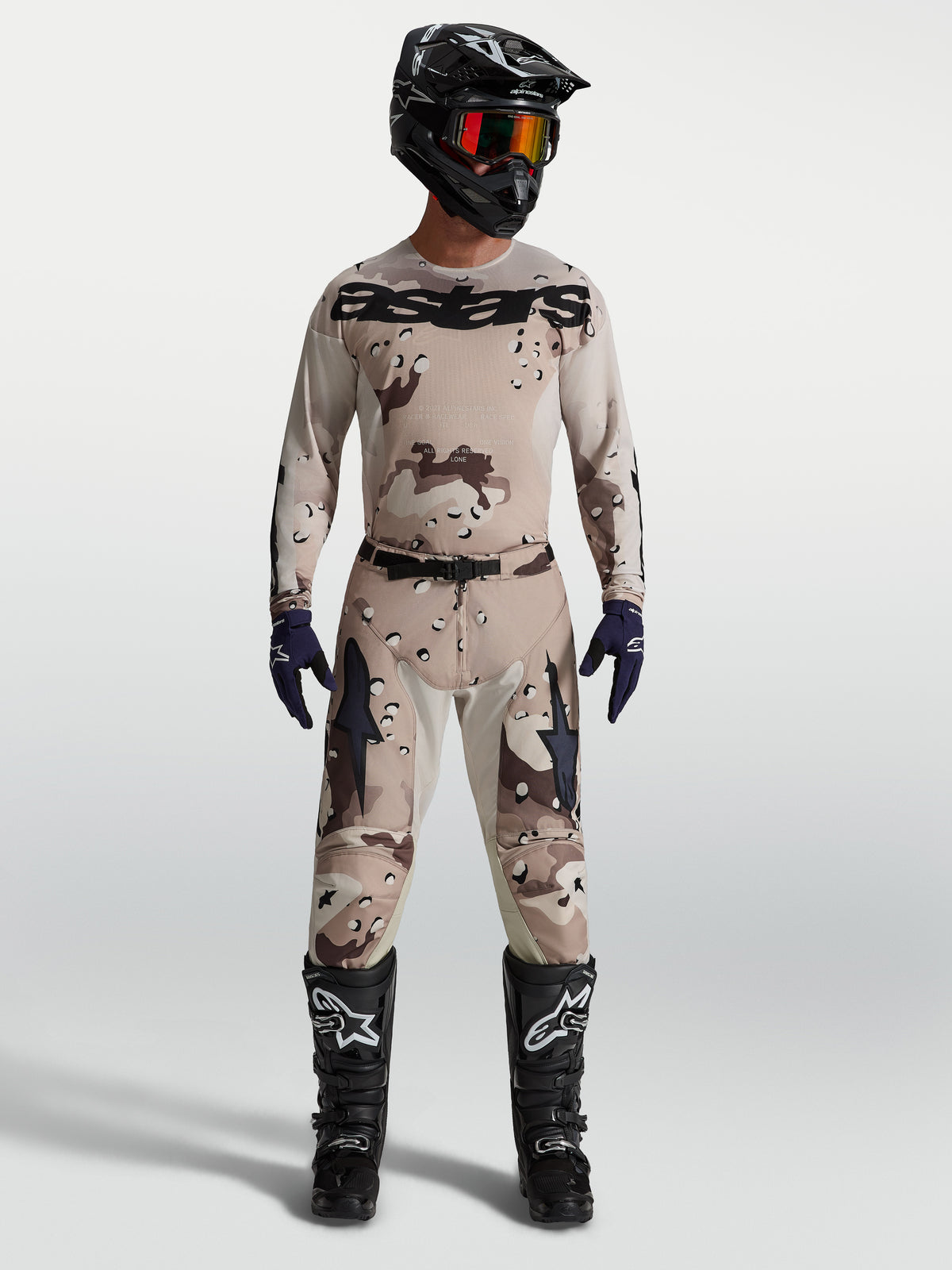 Alpinestars Racer Lone 2027, jersey y conjunto de motocross, camuflaje desierto y negro, ajuste precurvado, mostrado en modelo
