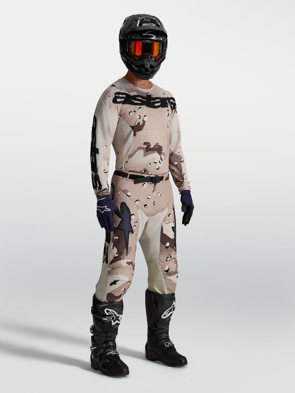 Jersey Racer Lone de Alpinestars, jersey de motocross para hombre, camuflaje desierto y negro, diseño ligero y transpirable para alto rendimiento en off-road, piloto con equipamiento completo