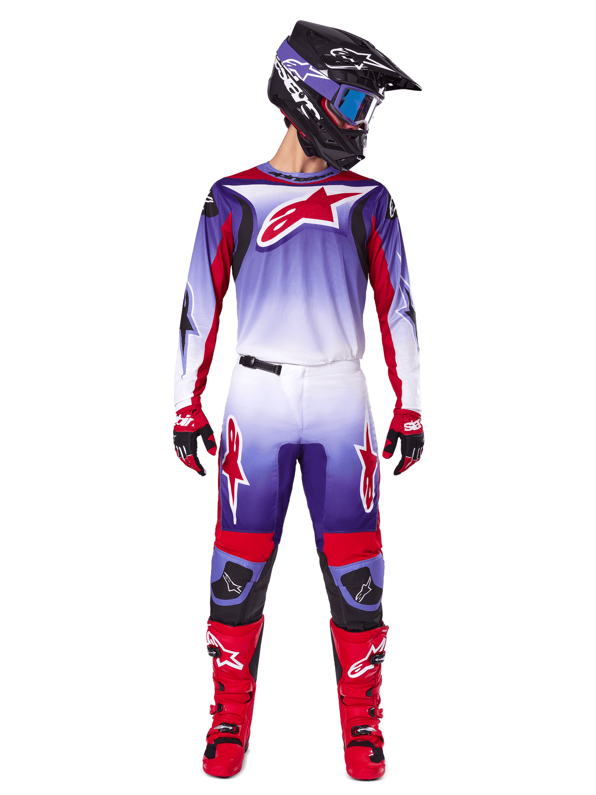 Piloto de motocross con equipamiento de carreras completo de Alpinestars, Jersey Fluid Wurx 2025 en púrpura y rojo brillante con detalles blancos y gran logo de estrella roja, pantalones a juego, botas rojas y casco negro con gafas, conjunto coordinado para carreras todoterreno