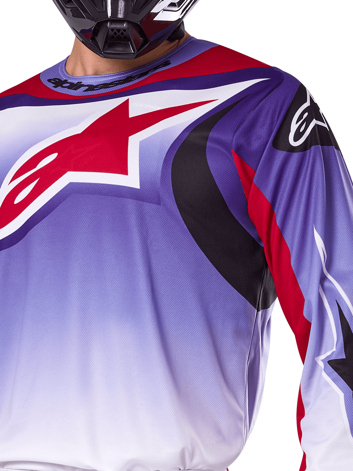 Alpinestars 2025 Fluid Wurx Jersey, jersey de motocross, púrpura y rojo brillante, primer plano de un piloto con el jersey y un gran logotipo de estrella de Alpinestars rojo en el pecho, detalles gráficos curvos en negro y rojo, ajuste atlético para carreras todoterreno