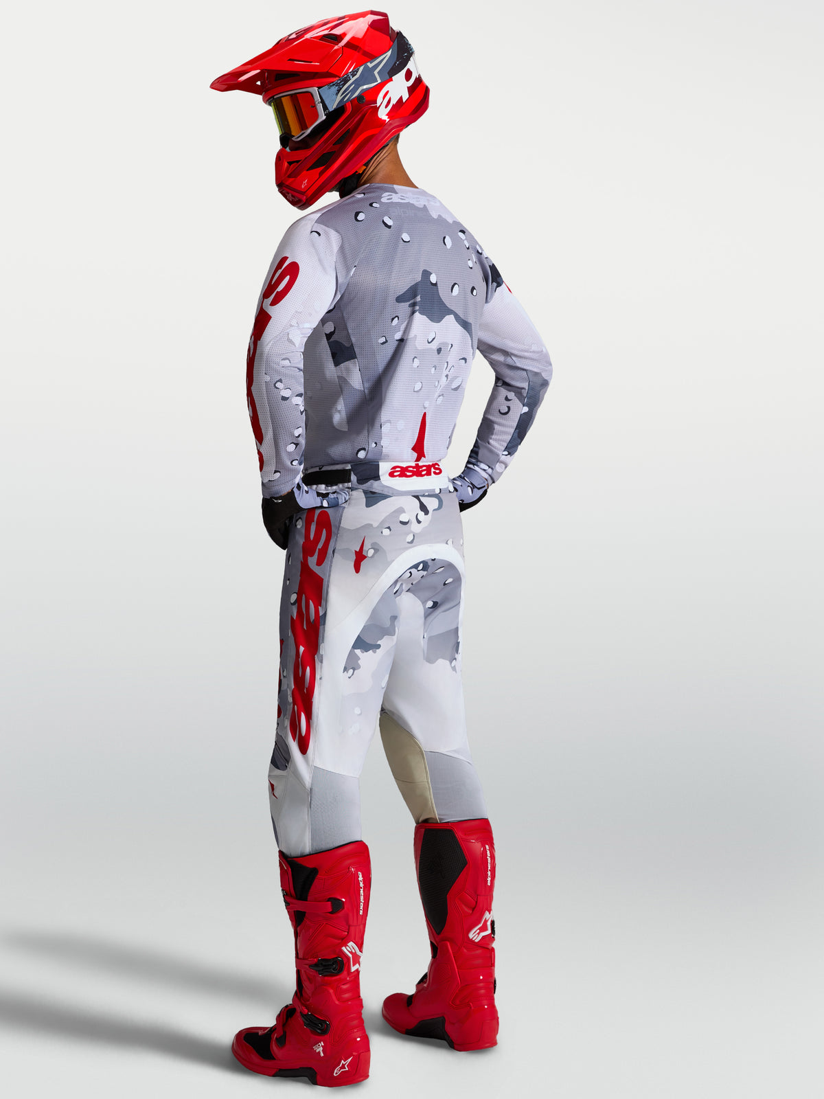 Jersey Alpinestars Racer Air Lone, conjunto de motocross gris camuflaje y rojo con construcción de malla transpirable.