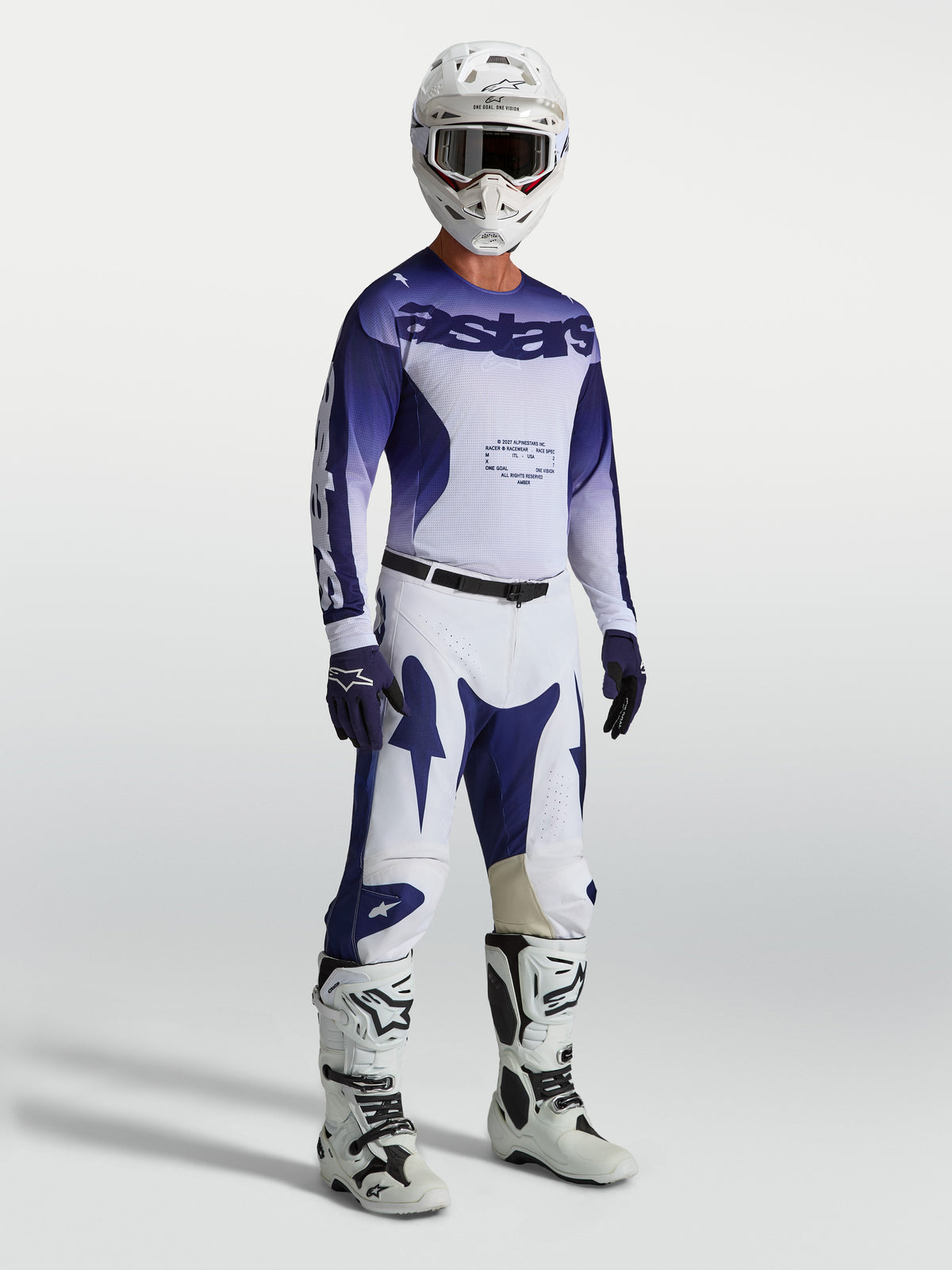 Alpinestars Racer Air Amber Jersey y conjunto de motocross para hombre, azul y blanco, equipo ventilado mostrado en modelo.