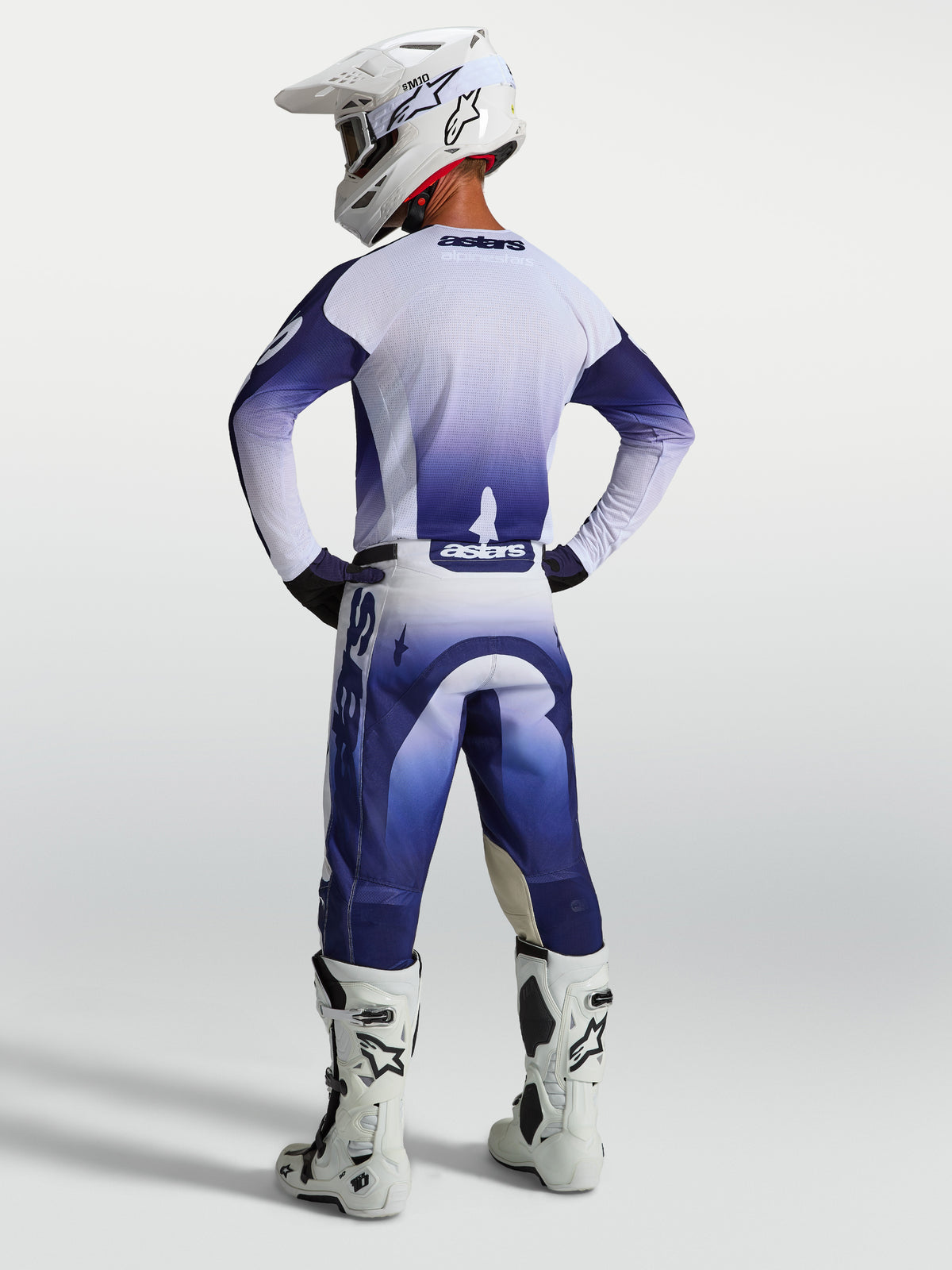 Alpinestars Racer Air Amber, jersey y conjunto de motocross, malla azul marino y blanca, vista trasera en modelo