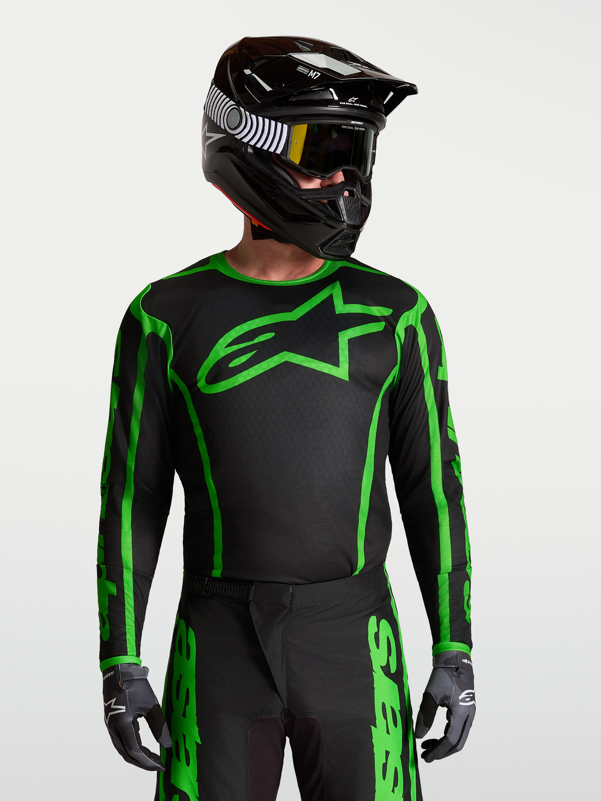 Jersey Alpinestars Fluid Apex V2, jersey de motocross, negro y verde fluo, tejido técnico transpirable, usado por piloto con casco