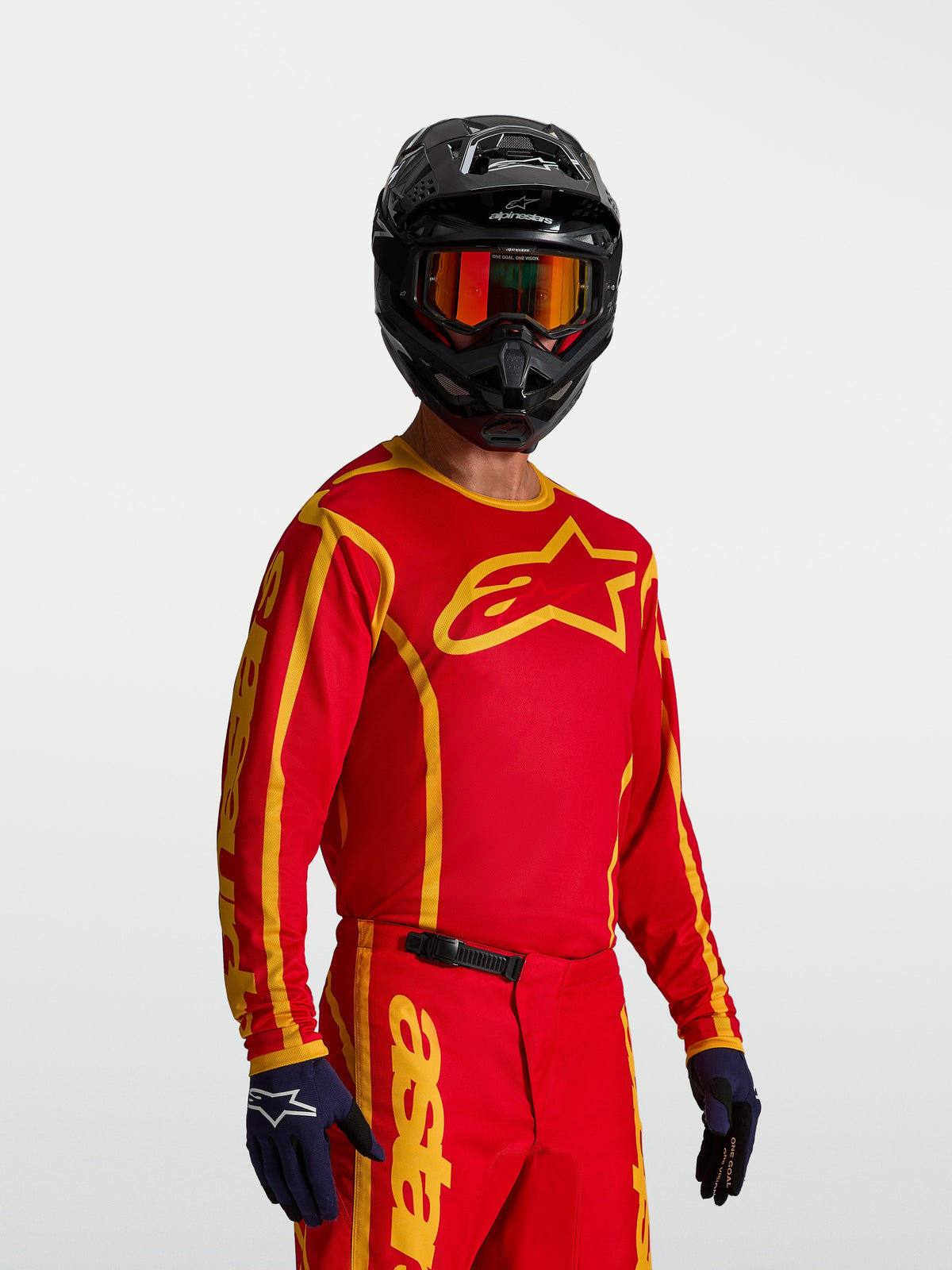 Alpinestars Fluid Apex V2, jersey de motocross para hombre, rojo fuego y dorado, ajuste relajado y tejido transpirable.