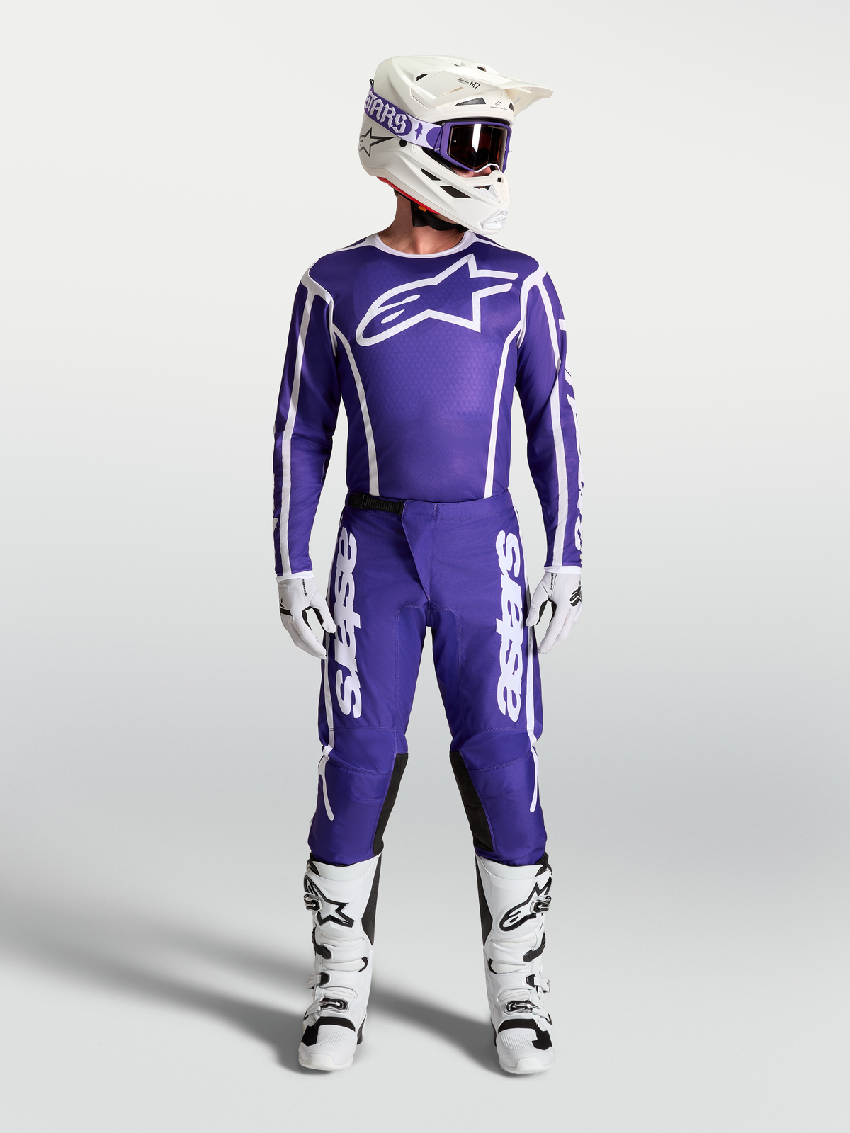 Alpinestars Jersey Fluid Apex V2 y Fluid Apex V2 gear set, conjunto de motocross azul y blanco con casco y botas blancas