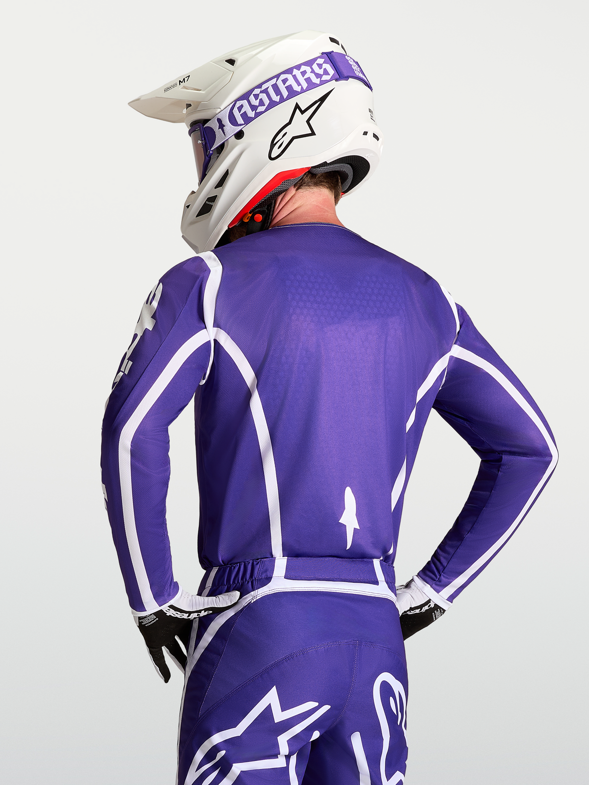 Alpinestars Jersey Fluid Apex V2, jersey de motocross para hombre, azul y blanco, construcción transpirable de polifabricado, usado por modelo con casco y guantes