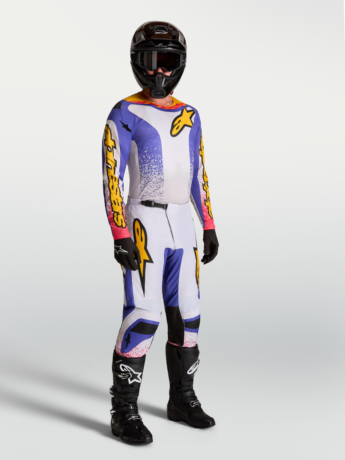 Conjunto y pantalones Fluid Drag de Alpinestars, equipo de motocross para hombre, lila, azul y dorado, modelo posando