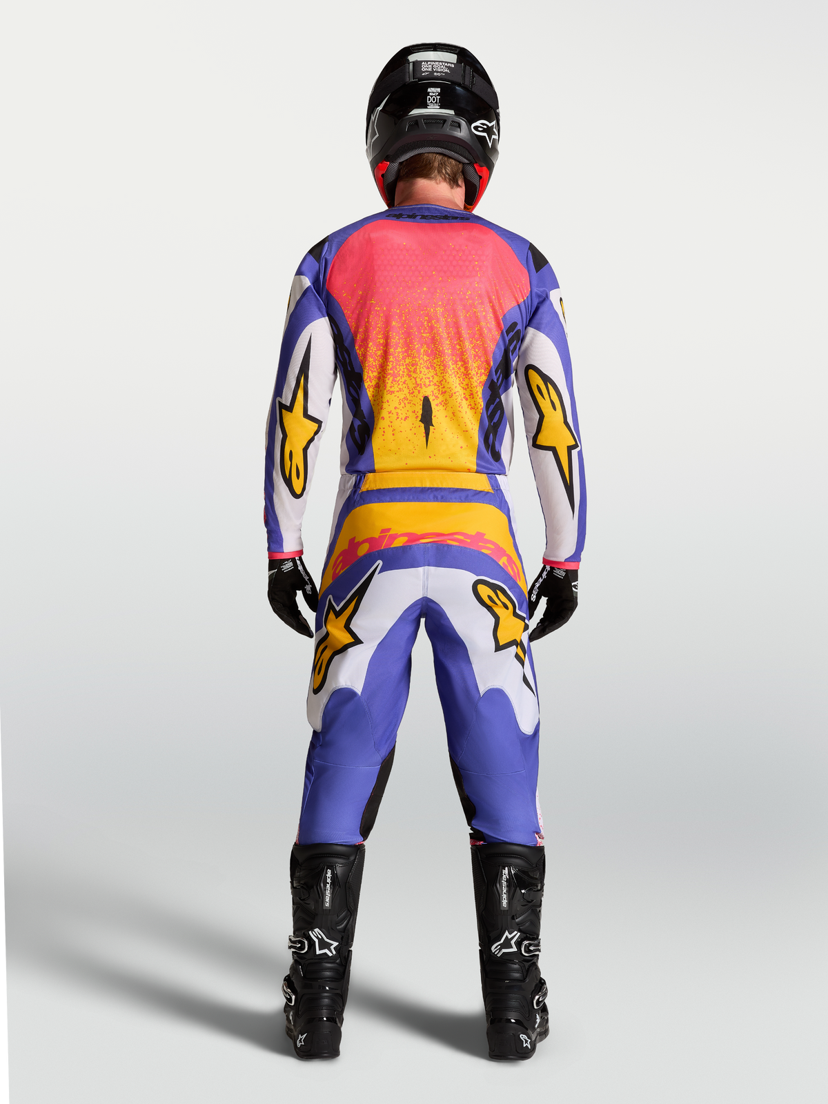 Alpinestars Fluid Drag, conjunto de motocross para hombre, lila, azul iris y dorado, vista trasera en modelo