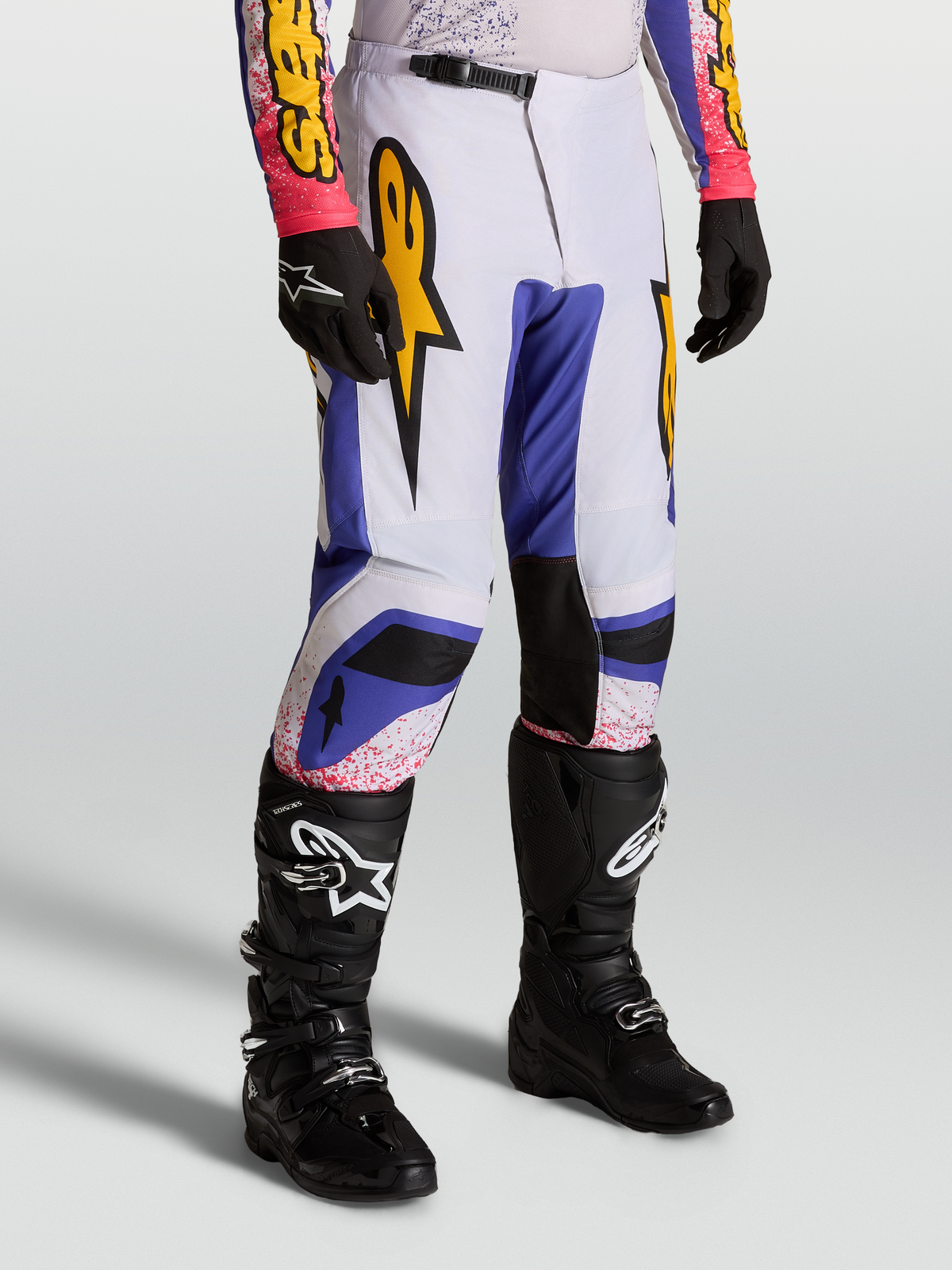 Alpinestars Pantalones Fluid Drag, pantalones de motocross para hombre con ajuste deportivo ergonómico, color lila claro, azul y dorado