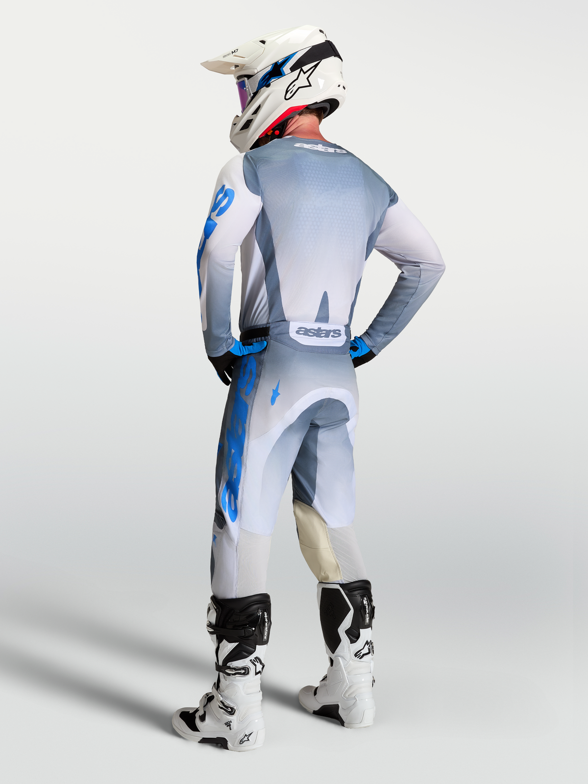 Jersey Alpinestars Racer Amber, equipo de motocross para hombre, gris y azul, vista trasera con ajuste ergonómico.