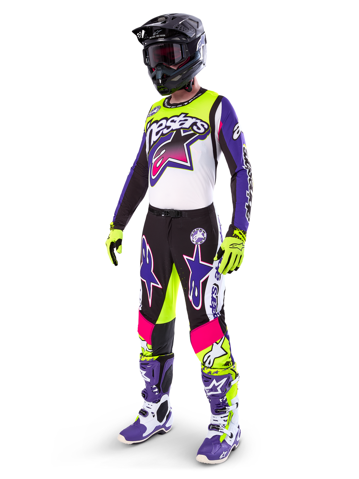 Piloto de motocross con equipación Alpinestars Limited Edition Supertech Dirt Studios®, esquema de colores blanco, púrpura y amarillo flúor, pantalones negros con llamativos logotipos de estrellas en púrpura y rosa, guantes amarillo neón, botas de carreras púrpuras y blancas y casco negro, kit profesional completo para rendimiento off-road
