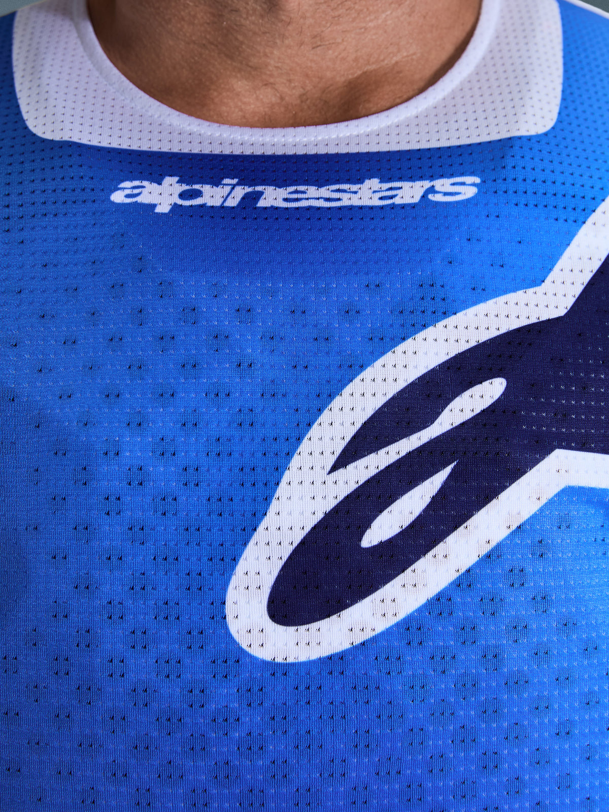 Jersey Alpinestars Racer Air Portl 2026, jersey de motocross, azul Ucla y blanco, primer plano del pecho que muestra el tejido de malla perforada transpirable, ribete del cuello blanco y logotipos estilizados de Alpinestars