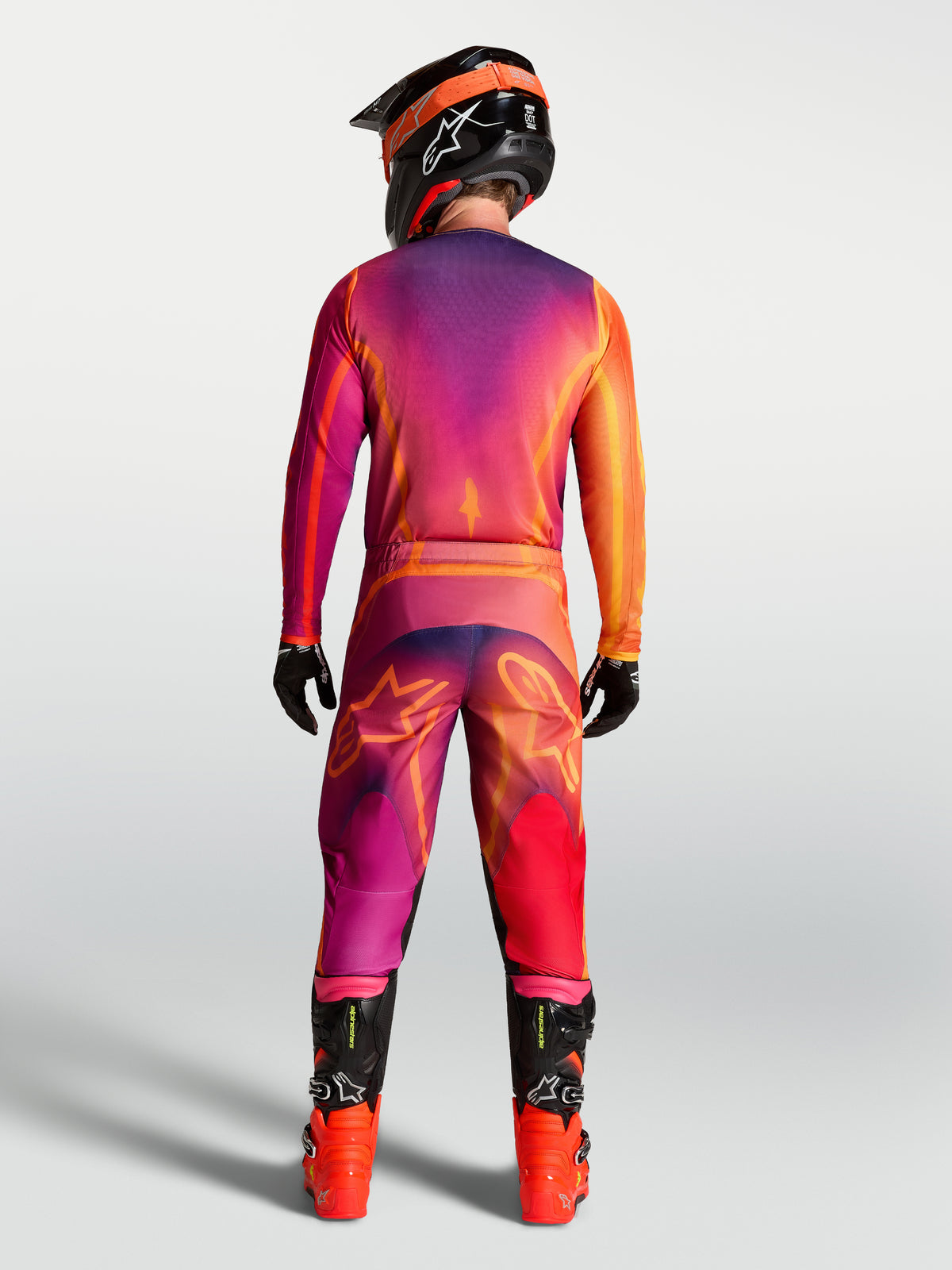 Alpinestars Jersey Fluid Kepler, jersey de motocross para hombre, morado y naranja, visto de espaldas con pantalones a juego