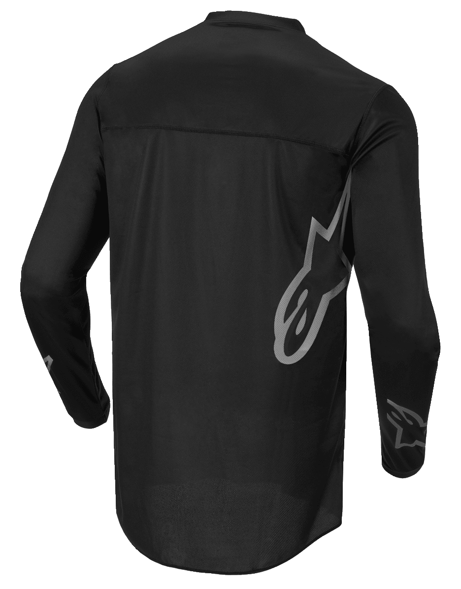 Alpinestars Fluid Graphite Jersey, camiseta de motocross, negro y gris oscuro, vista trasera, con un gran logotipo de Alpinestars en gris en el lateral y gráficos en las mangas, tejido ligero que absorbe la humedad para carreras todoterreno