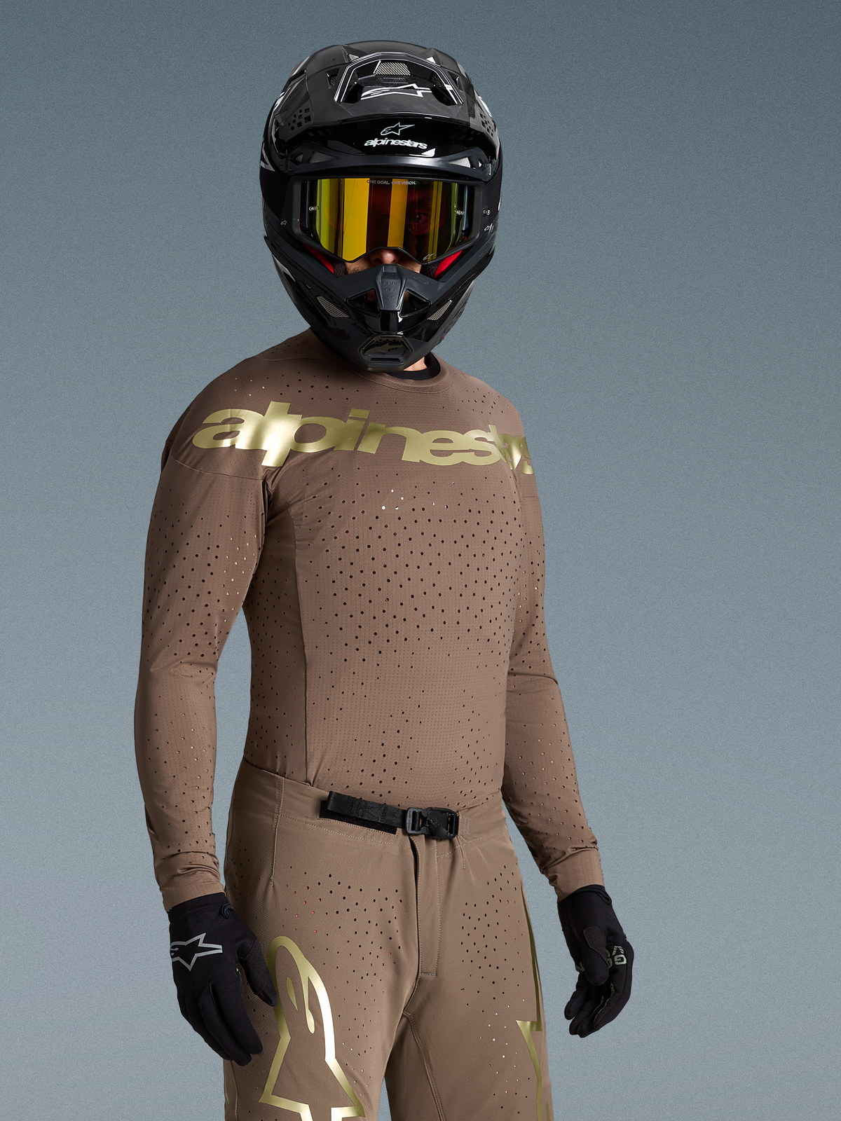 Camiseta Alpinestars Supertech Air Gold, jersey de motocross para hombre, marrón y dorado, ajuste atlético y ventilado.