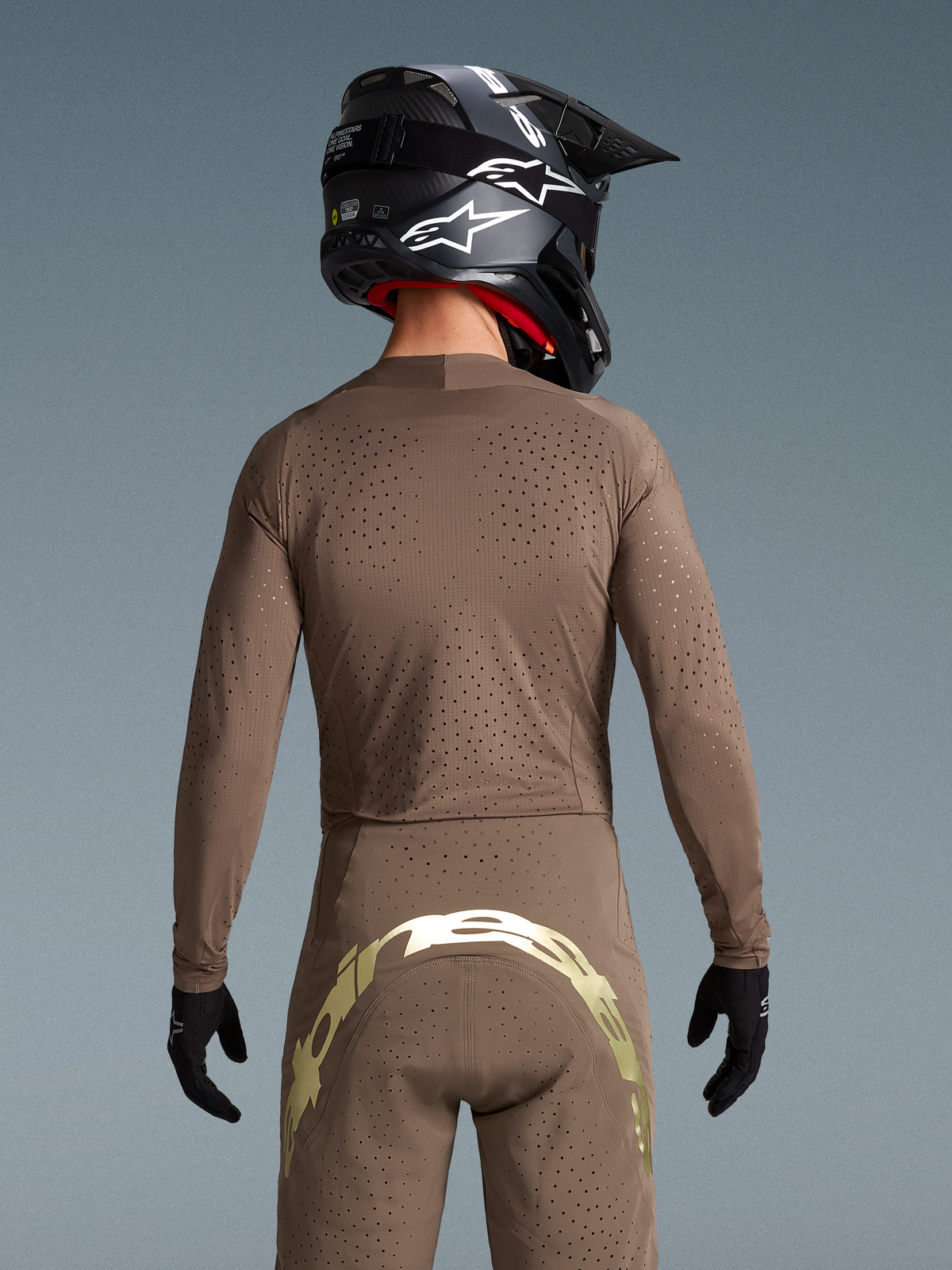 Alpinestars Supertech Air Gold, camiseta y pantalones de motocross para hombre, edición limitada, marrón y dorado, vista posterior con ventilación láser, equipamiento técnico ultraligero
