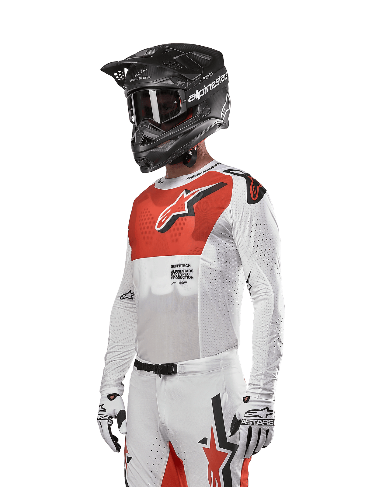 Alpinestars Supertech Ward Jersey 2024, jersey de motocross, blanco y naranja intenso, con panel rojo en el pecho y logo de estrella blanco, mangas largas con perforaciones cortadas con láser, usado con casco negro y guantes blancos, equipamiento de motocross con ajuste atlético de carrera