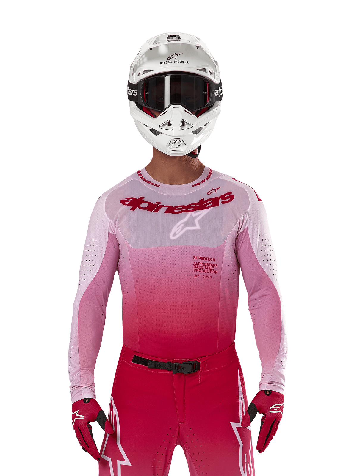 Piloto de motocross con el jersey Alpinestars 2024 Supertech Dade en Red Berry Lilac, pantalones a juego, casco blanco con gafas negras y guantes rojos, equipo de carreras profesional con tonos degradados en rosa y rojo