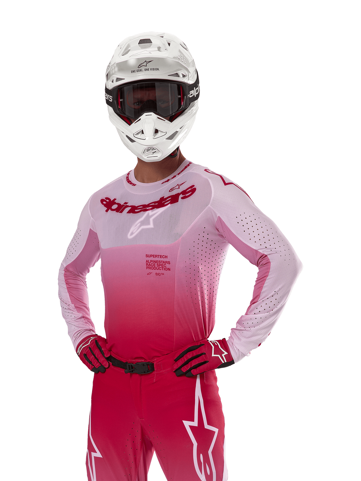 Alpinestars 2024 Supertech Dade Jersey, equipamiento para carreras de motocross, diseño con degradado en Red Berry Lilac, jersey de manga larga con perforaciones cortadas con láser, usado por un piloto con casco blanco y guantes y pantalones rojos a juego, kit de motocross profesional sobre fondo blanco
