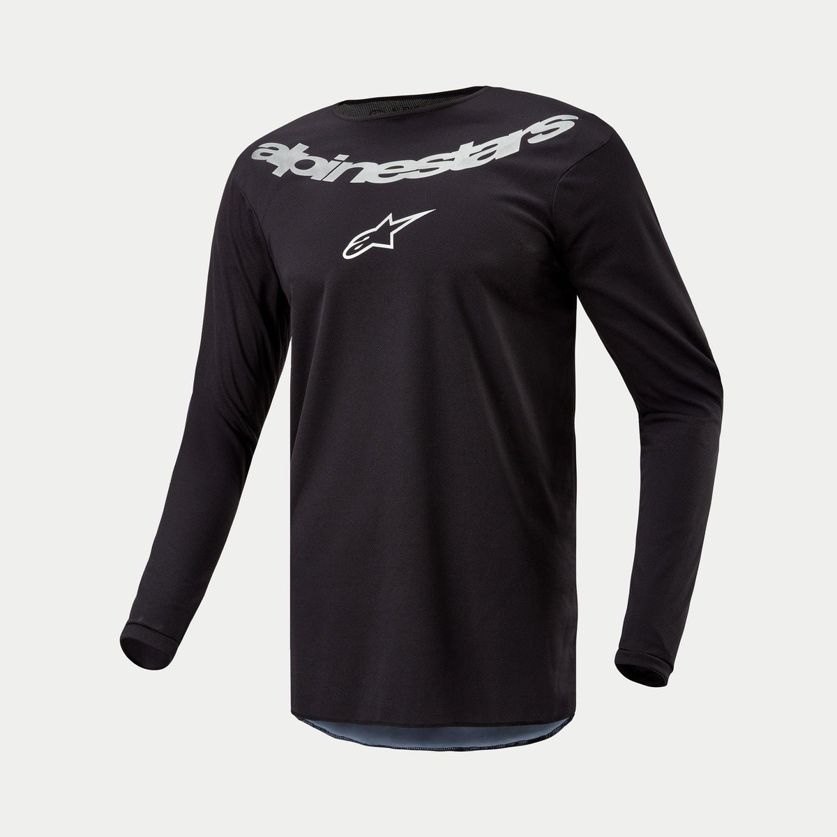 Alpinestars 2024 Fluid Graphite Jersey, jersey de motocross, negro y plateado, camiseta técnica de manga larga con gran logotipo de Alpinestars y logo de estrella en plateado en el pecho, tejido de poliéster ligero que absorbe la humedad para conducción off-road