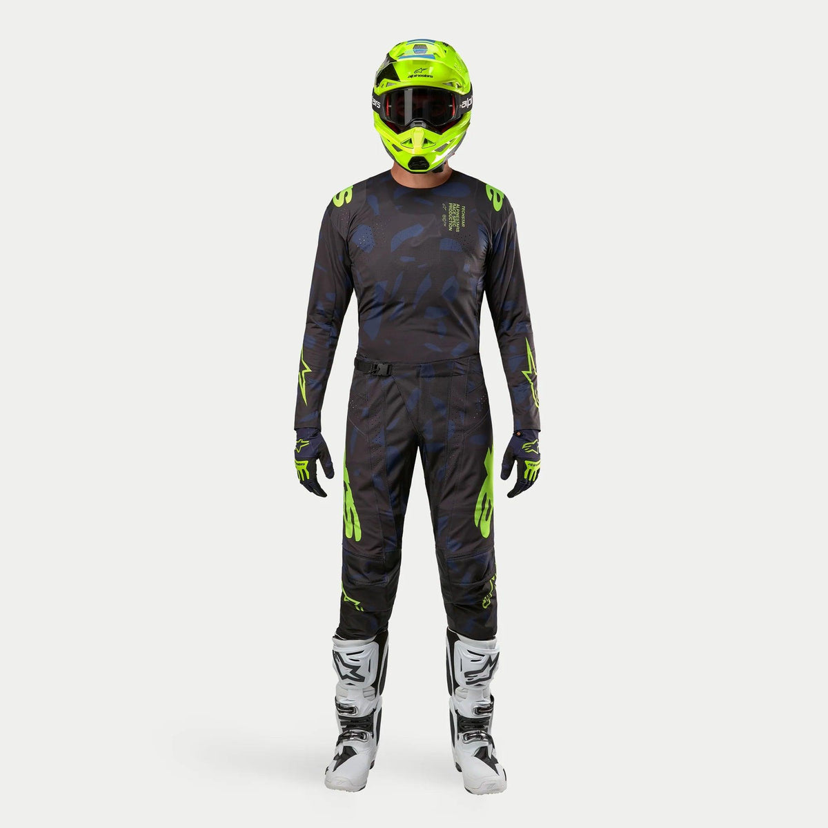 Piloto de motocross con equipamiento completo de carreras, Jersey Techstar Rantera 2024 en negro navy y amarillo flúor, pantalones con estampado abstracto a juego, casco amarillo flúor brillante, botas blancas y negras, conjunto coordinado para carreras off-road