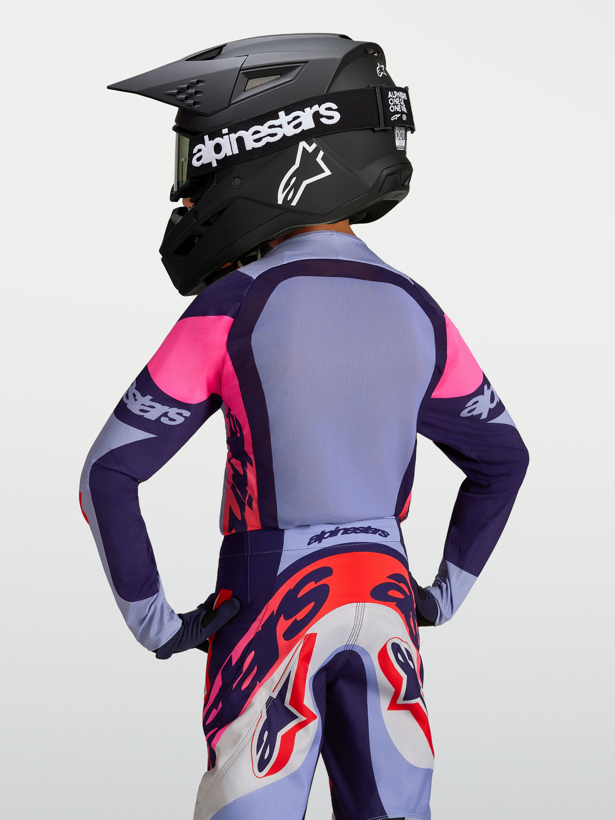 Alpinestars jersey Supertech Dyna juvenil 2027, jersey de motocross morado y rosa con malla elástica, vista trasera en modelo