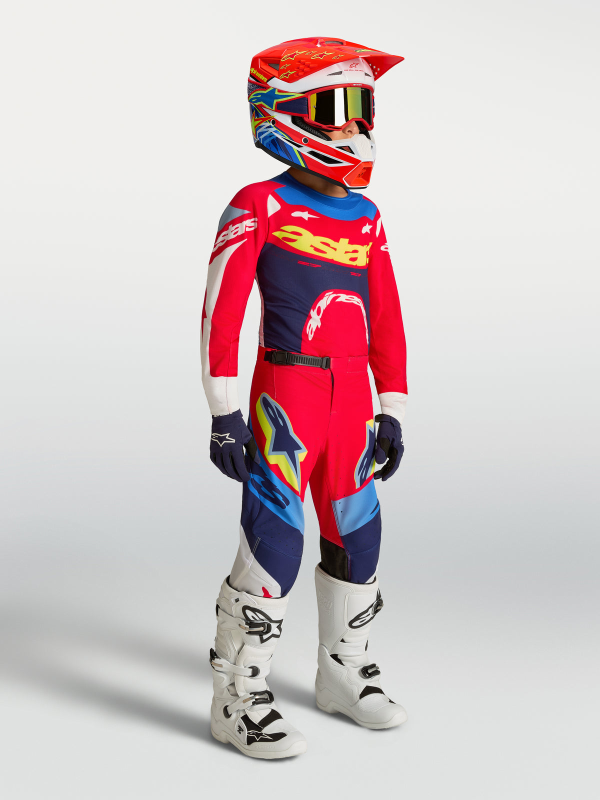 Alpinestars Supertech Dyna juvenil 2027, jersey y conjunto de carrera, rojo fuego y azul marino, motocross con botas blancas.