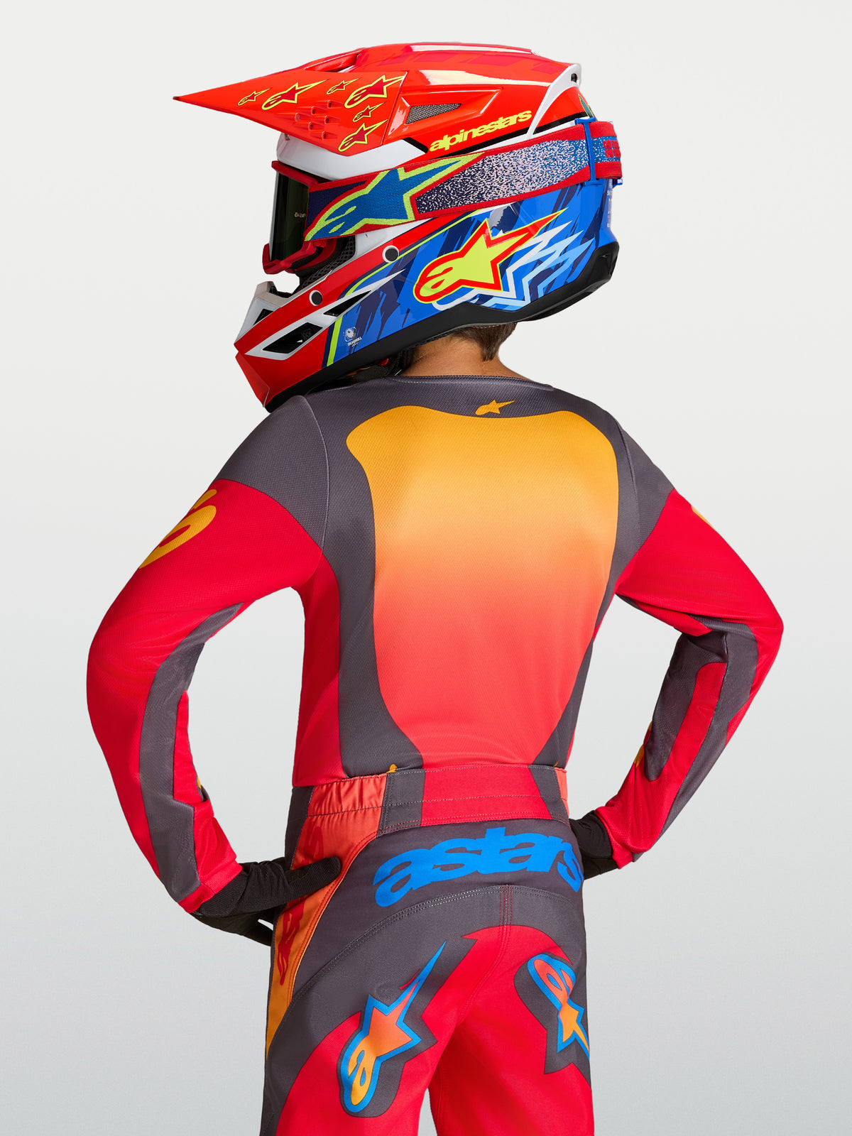 Jersey Fluid Hunt Juvenil de Alpinestars en rojo y gris, jersey de motocross transpirable con ajuste atlético relajado.