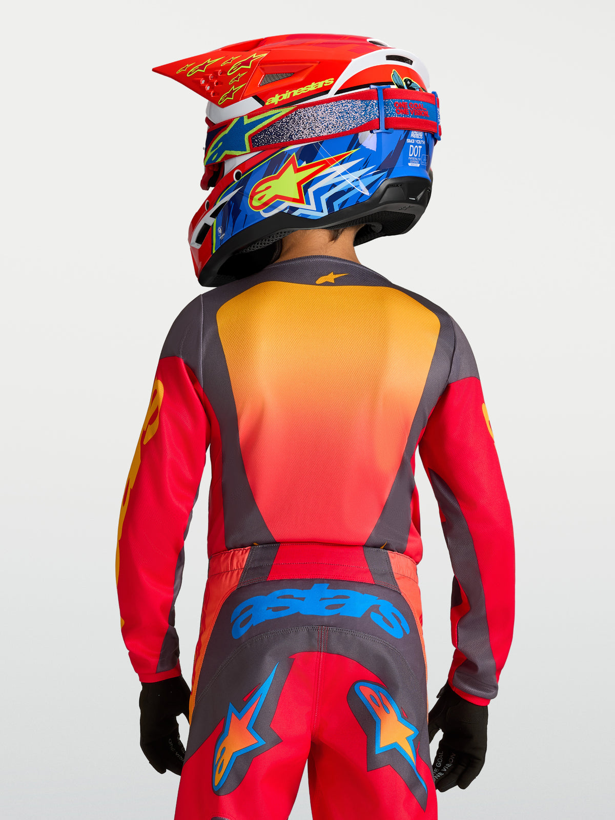 Jersey Fluid Hunt juvenil 2027 de Alpinestars para motocross, rojo fuego y gris, vista trasera técnica.