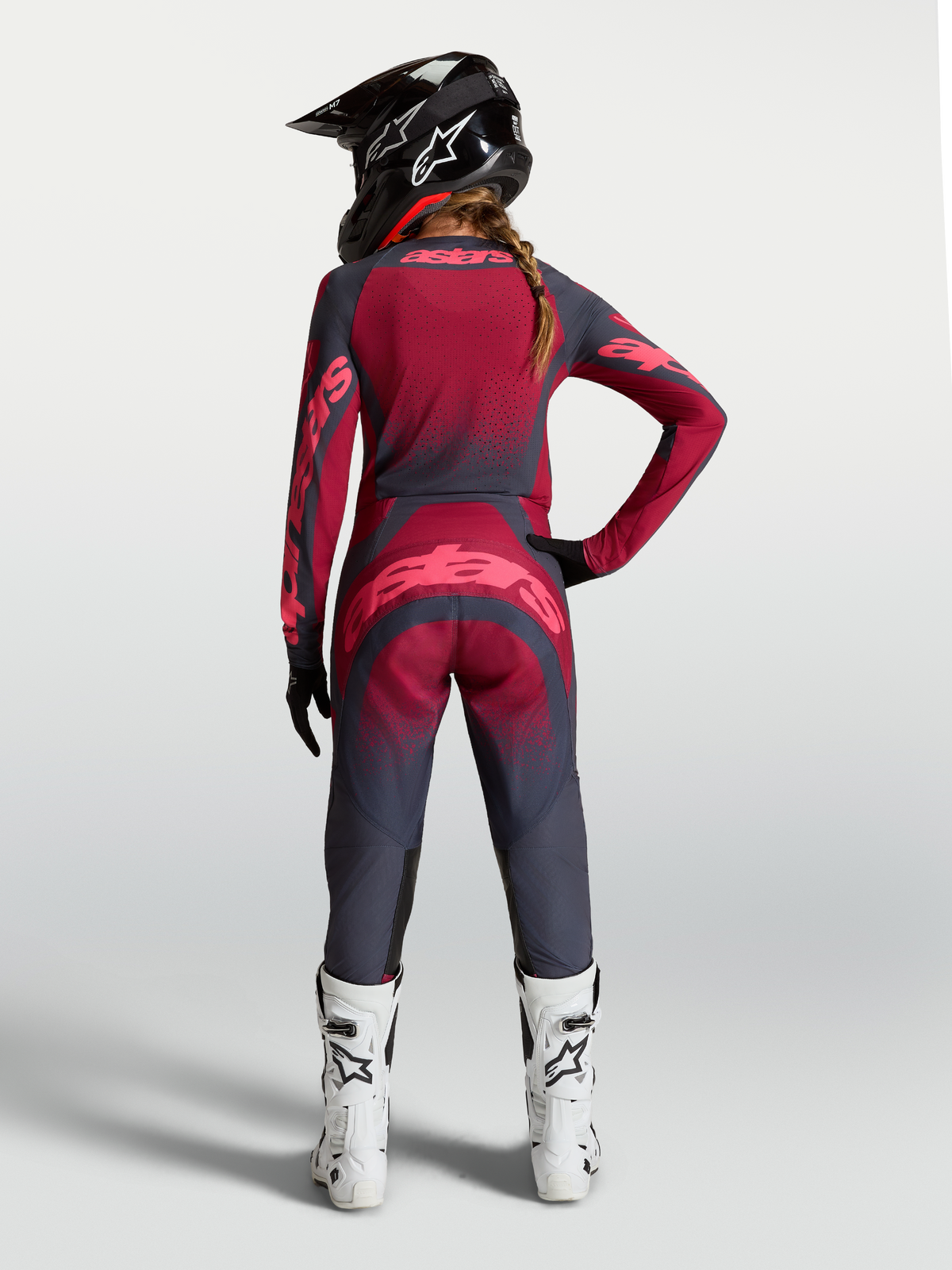 Alpinestars Stella Techstar Swan gear set y pantalones, equipo de motocross para mujer, gris oscuro y rojo, vista trasera.