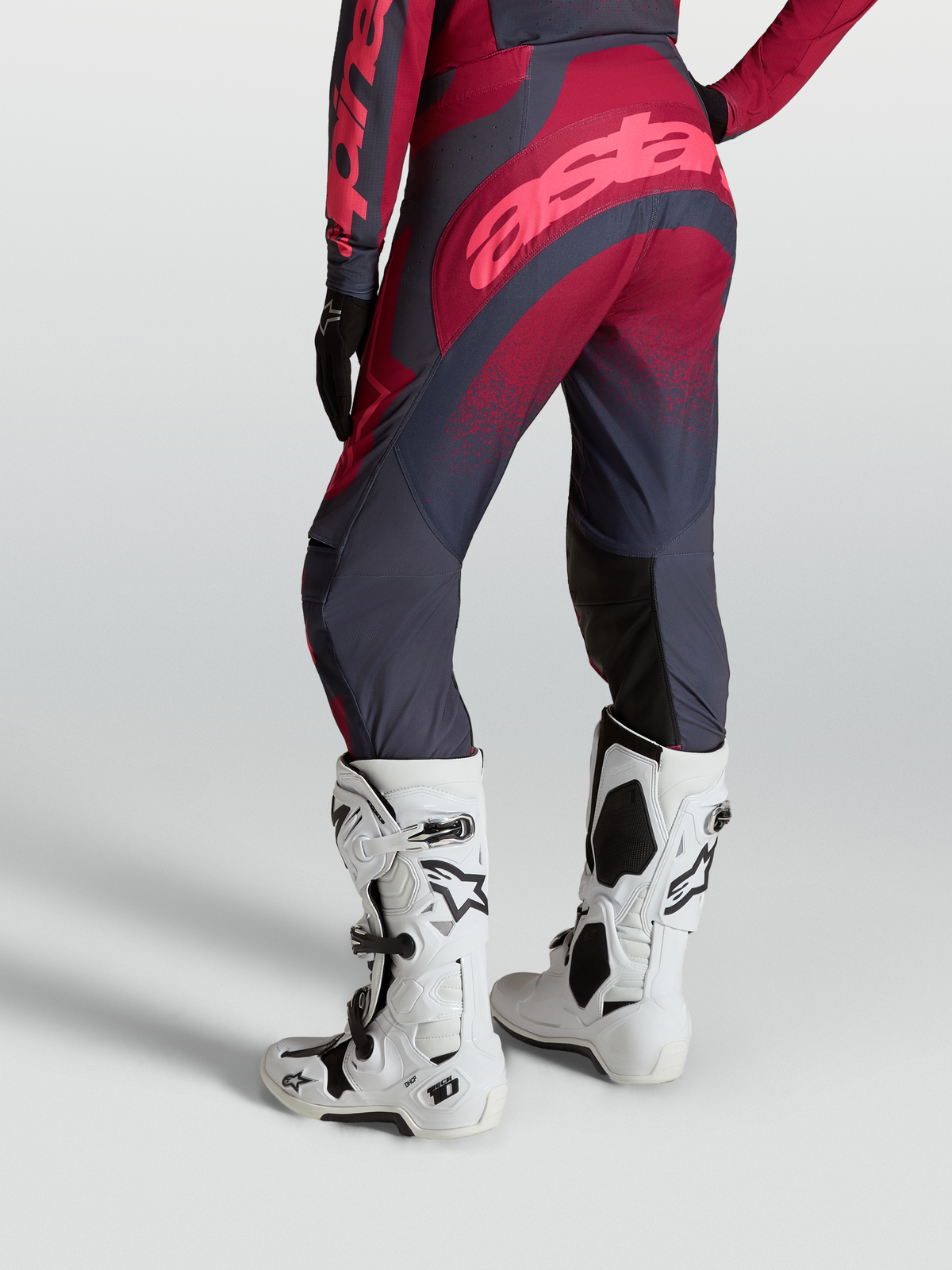 Pantalones Stella Techstar Swan, pantalones de motocross para mujer, rojo carmesí y gris oscuro, con botas blancas Tech 10